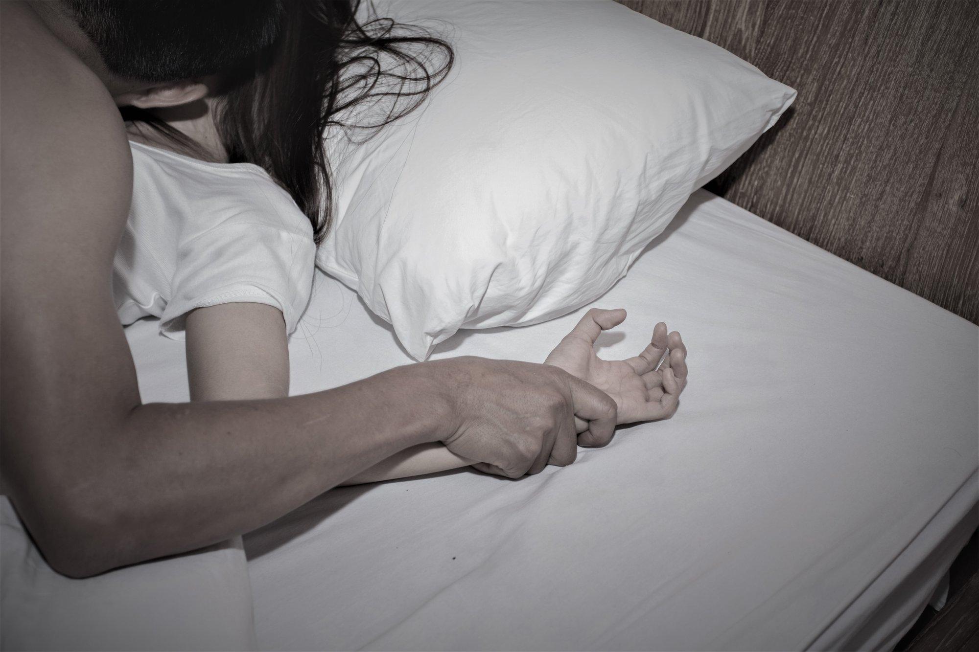 Смотреть онлайн Русский парень изнасиловал невесту своего друга на постели бесплатно