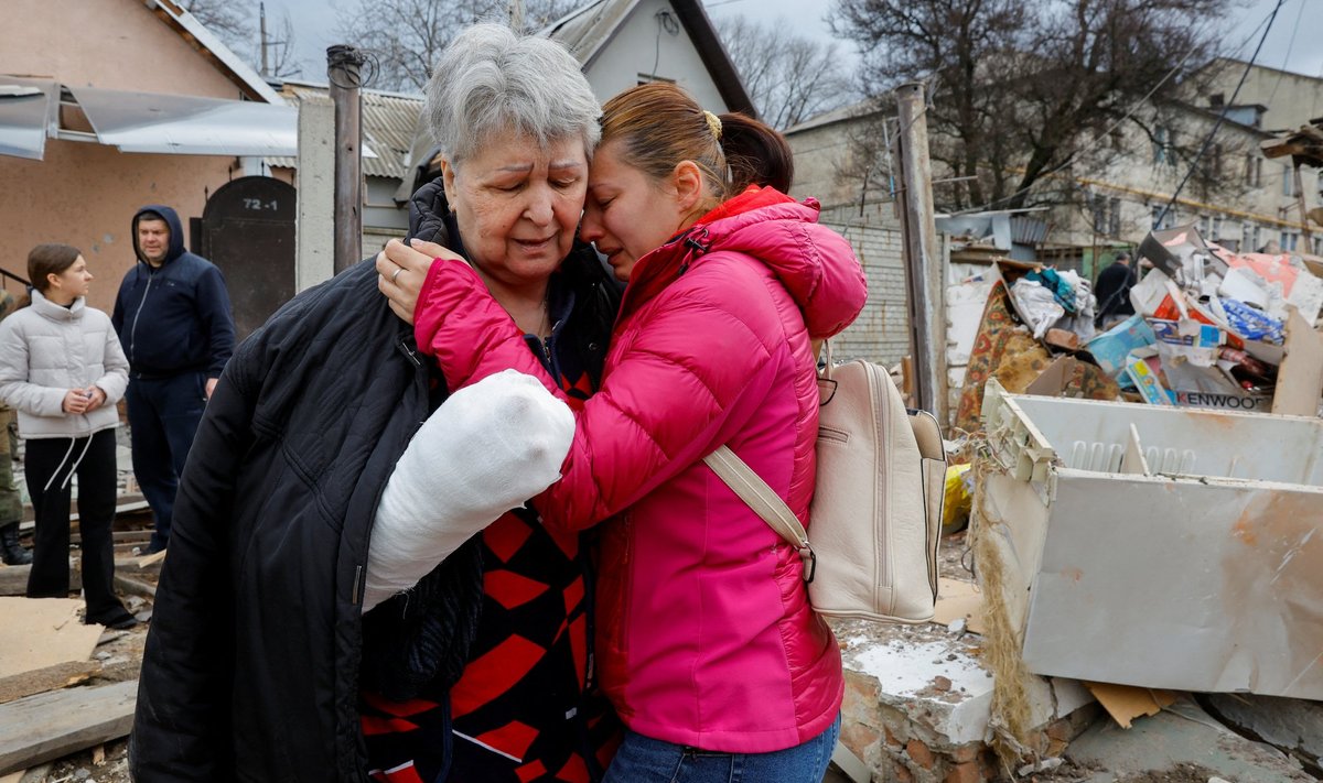 LOHUTUS: Donetskis kodust ilma jäänud ja vigastada saanud Svetlana Boiko (66) saab lohutava kalli peretuttavalt. Tema kodu asus venelaste kontrollitud alal.