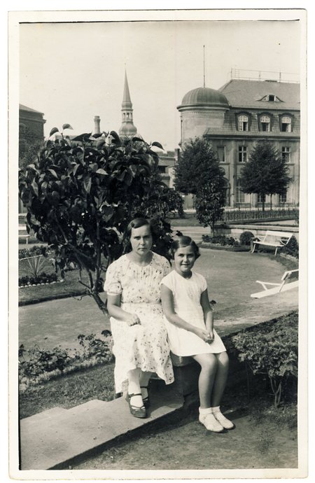 RÕÕM SUVEST: Daisy ja tema hoidja Hilde pargis heledates suvekleitides, taamal Pärnu kesklinn ja Eliisabeti kiriku torn. Foto taga kuupäev 23.08.1937.