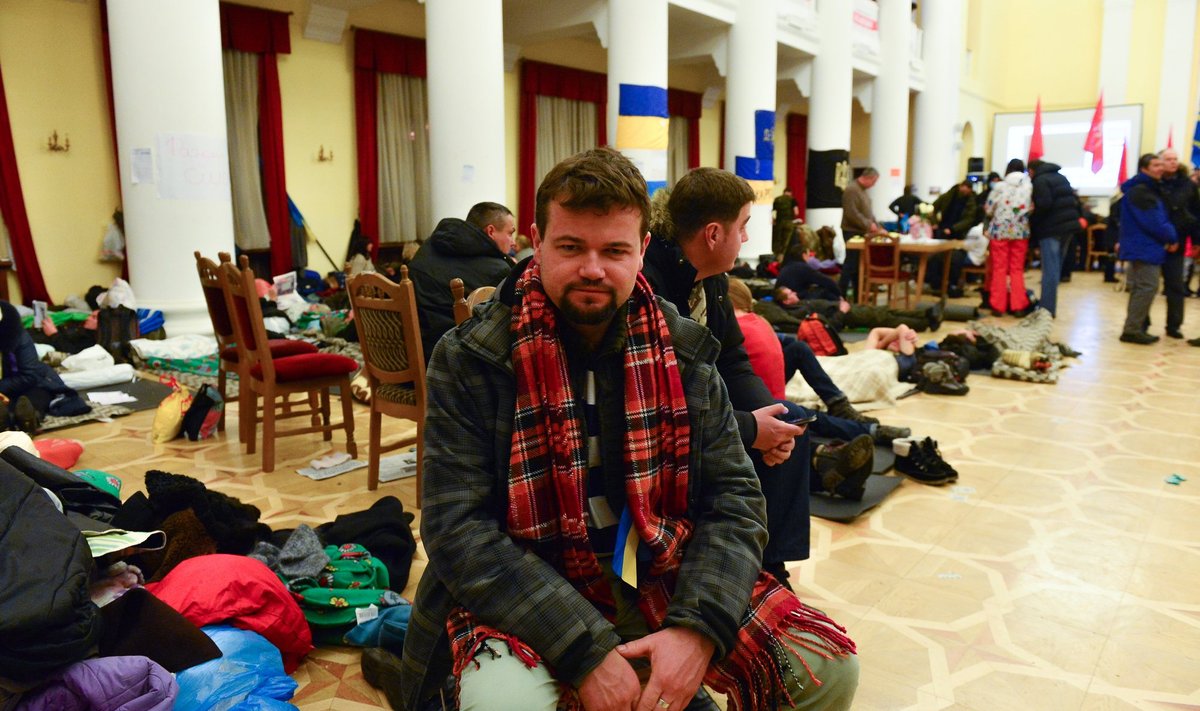 Kesköösel Kiievi linnavalitsuses. Kiievi kesklinnas võis reede öösel protestijate nägudelt välja lugeda väsimuse märke,