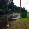 LUGEJA FOTO: Nõmmel seisis memmeke vihma käes, sest bussipeatuse ees puudub sadevetekanalisatsioon