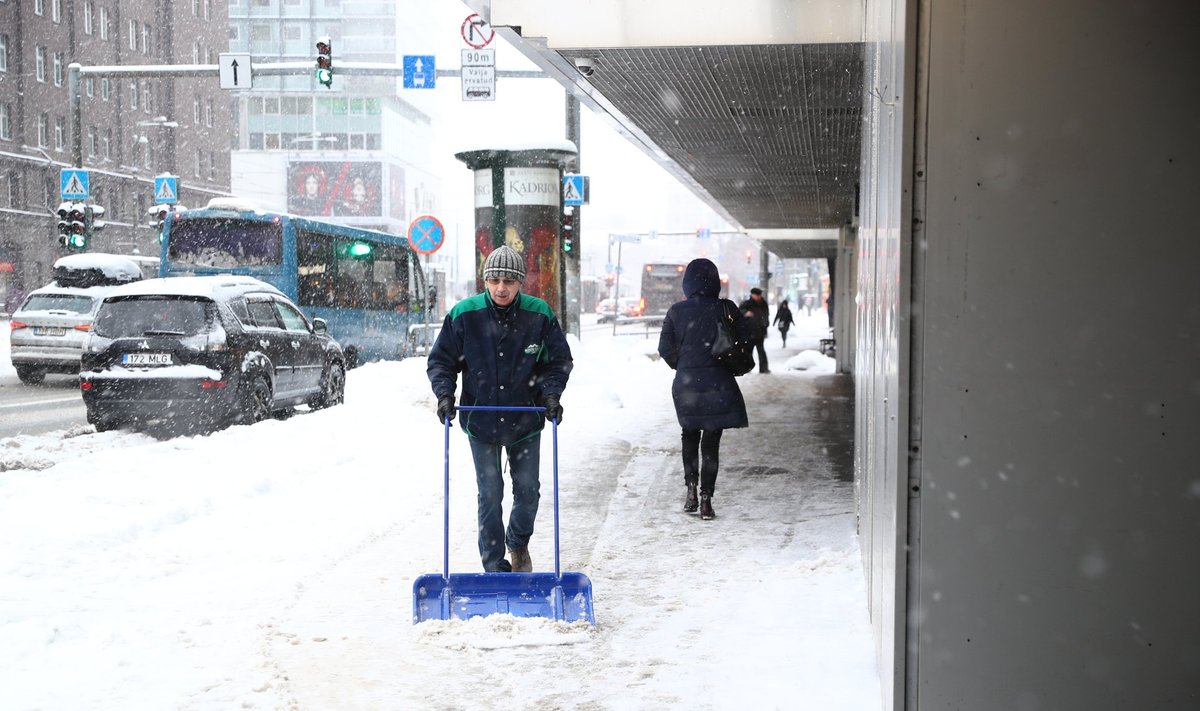 Lumest puhastamata Tallinna tänavad ja kõnniteed