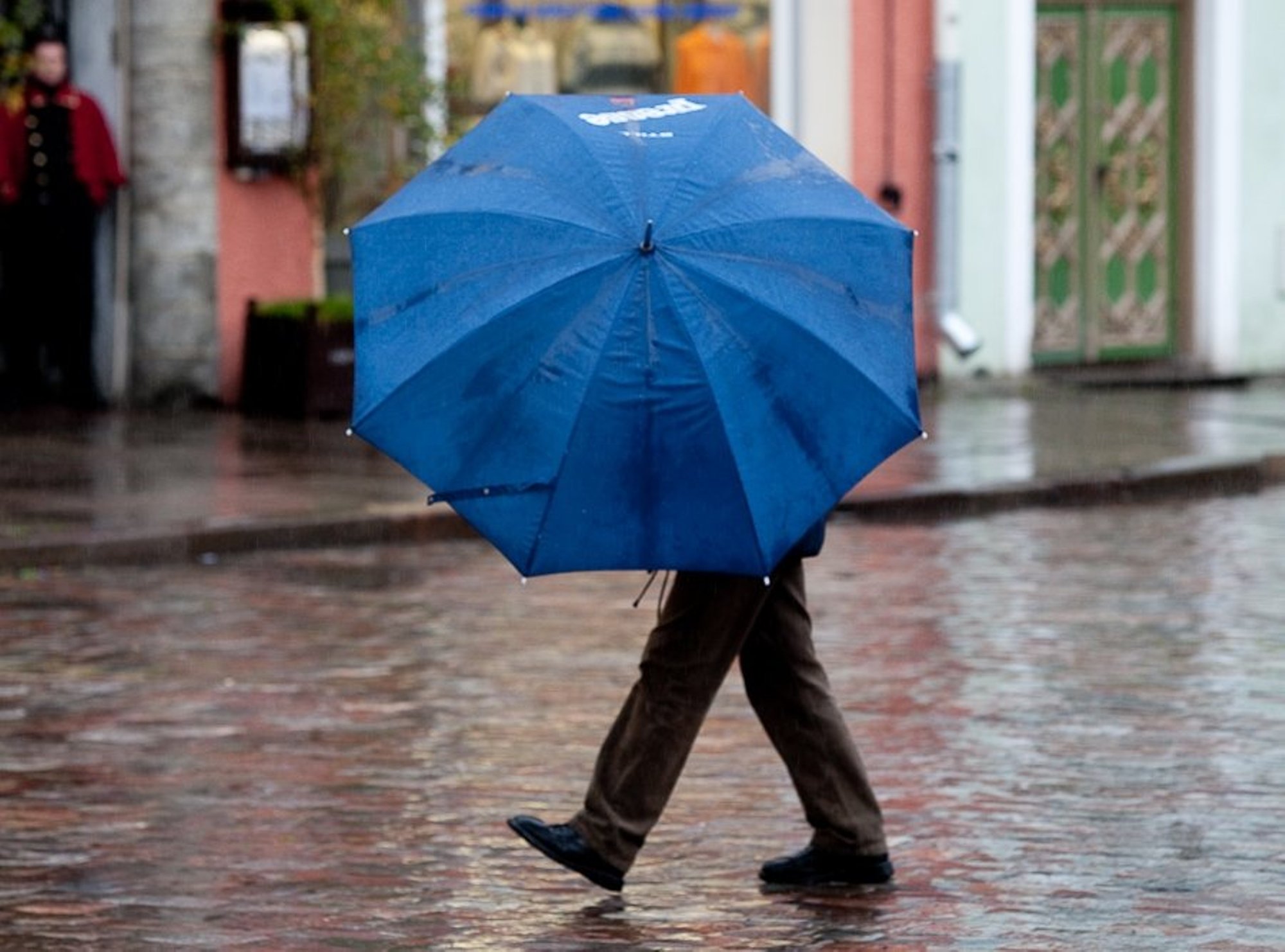 Зачем зонтики. Человек с зонтом. Прохожие с зонтами. Дождь люди с зонтами. Человек под зонтом.