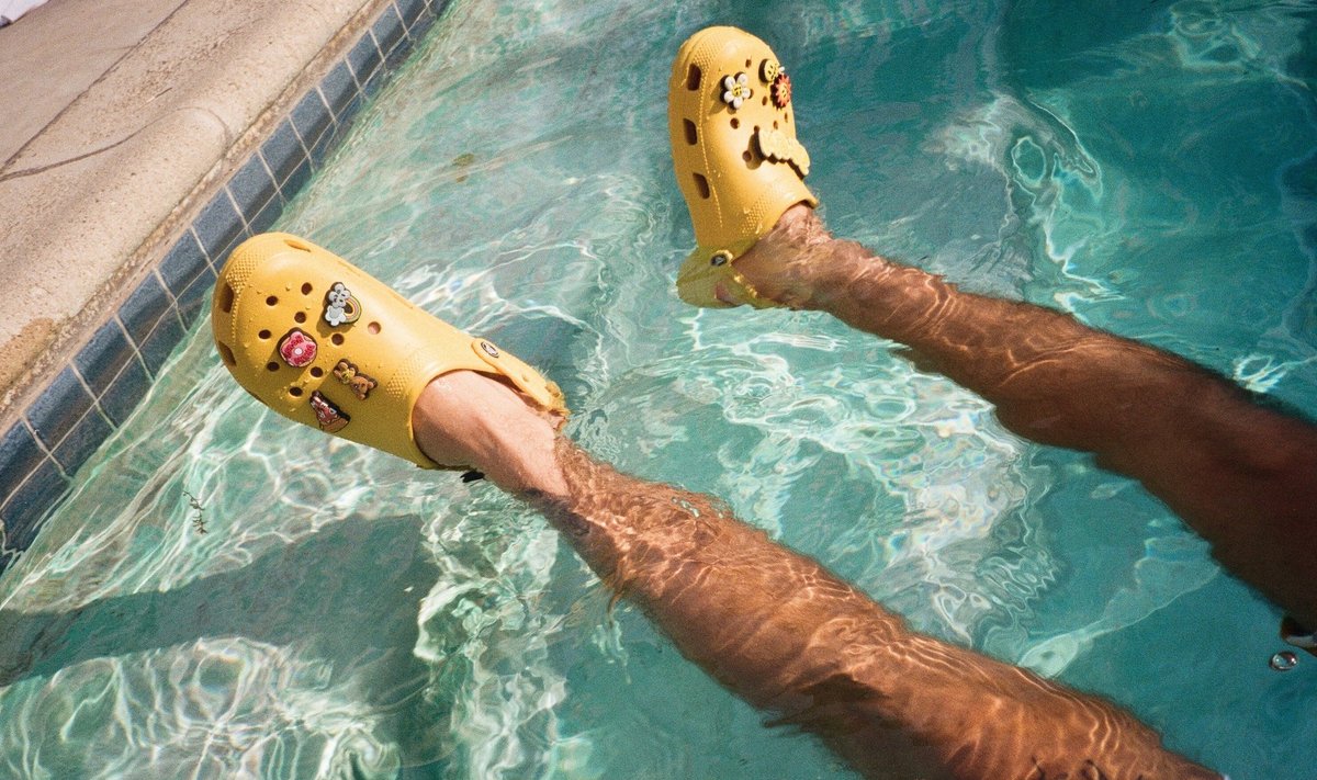 Crocsid ei vaju veepõhja. Fotol Justin Bieberi kollased Crocsid ja kaheksa erilist jibbitz’it. Seda kollektsiooni müüakse limiteeritud kogustes.
