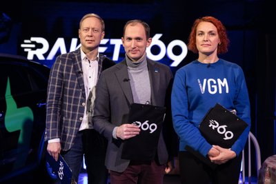 Ingrid "Rakett69" võttel koos saatejuht Aigar Vaigu (keskel) ja Eesti Energia juhatuse liikme Raine Pajoga (vasakul).