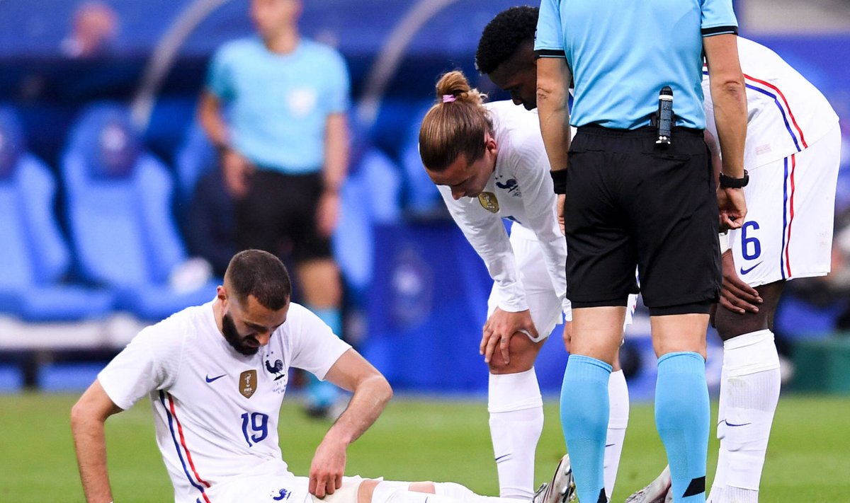 Karim Benzema pidi vigastuse tõttu avapoolajal kohtumise lõpetama.