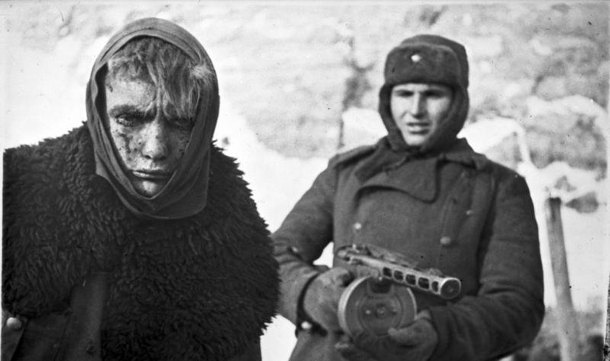 Punaarmee sõdur vangivõetud sakslasega