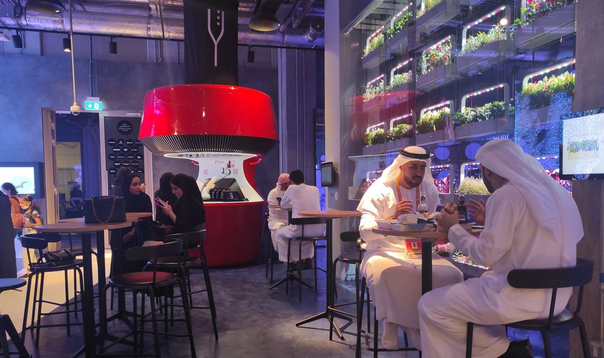 Melu EXPO Eesti paviljoni kohvikus. Dubai rahvariietega koos kantakse läänelikke kingi, hõlstid on tihti Diorilt või Louis Vuittonilt.
