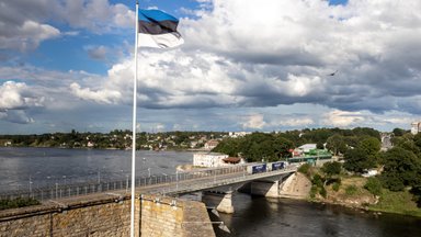Современные реалии: на нарвском мосту Дружбы встречаются туристы из России и жертвы войны из Украины