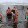 ФОТО: На крещенских купаниях в Нарве зрителей было гораздо больше, чем пожелавших зайти в воду