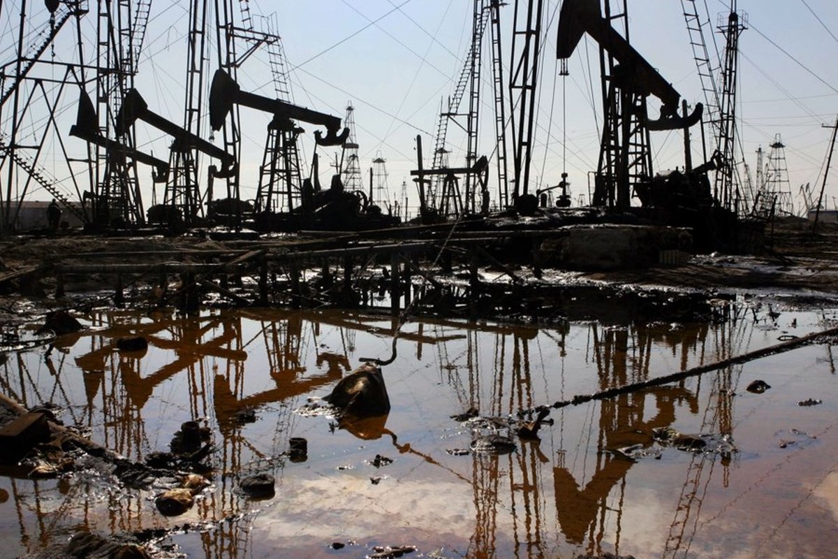 Влияние добычи нефти на окружающую среду. Добыча нефти Казахстан Тенгиз. Нефтедобыча на Каспийском море. Нефть и экология. Загрязнение Каспия нефтью.