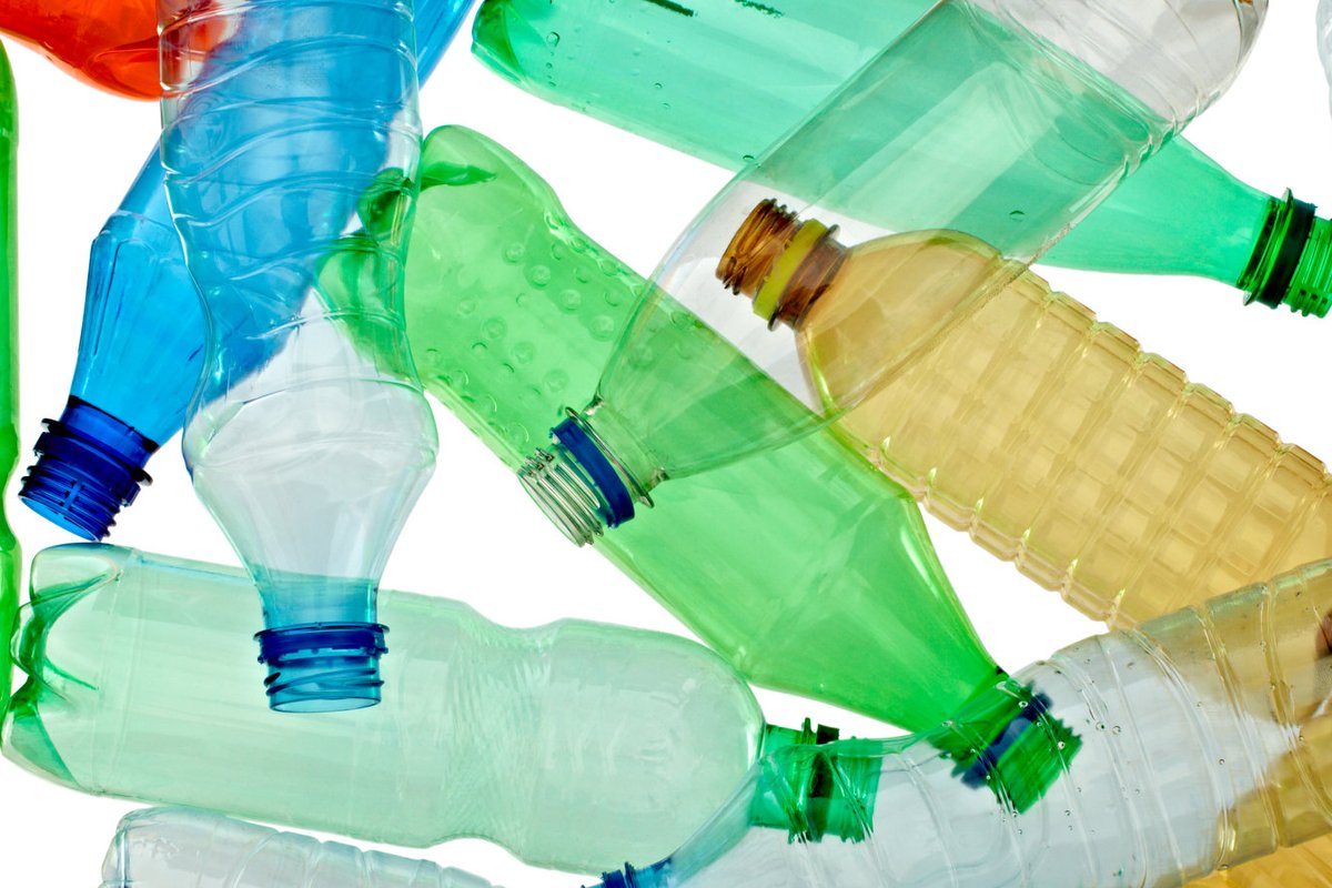 Бутылочка пакет. Цветные пластиковые бутылки. Большая пластиковая бутылка. Вторая жизнь пластиковых бутылок.
