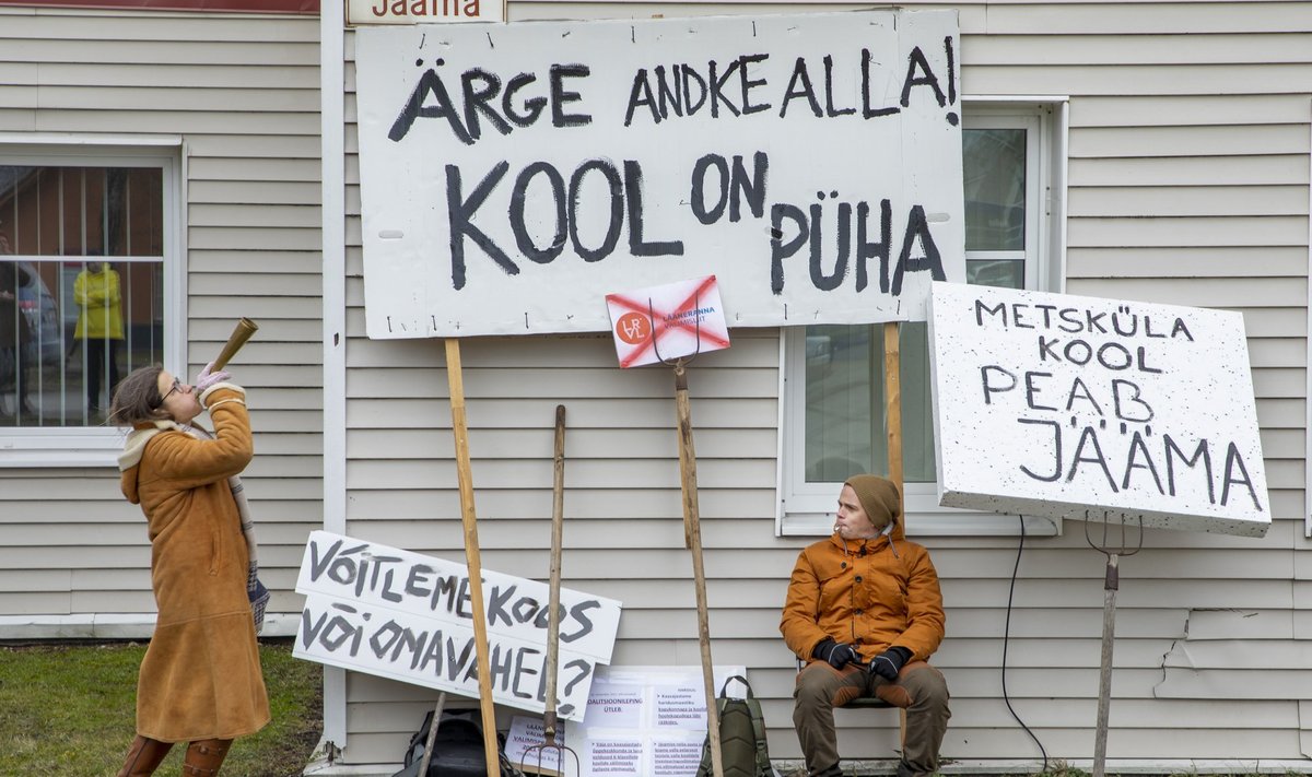 KIRGEDE TROM: Reedene meeleavaldus Lääneranna koolivõrgu muutmise vastu Lihulas vallamaja ees.