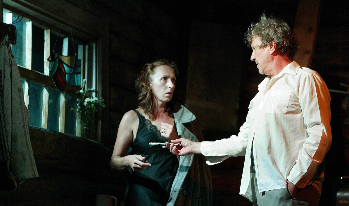 Jaan Kruusvalli lühinäidendite õhtu Saueaugu teatritalus "KUSTUTAGE KUUVLGUS", 2005. a. Lavastaja Margus Kasterpalu, osades Kaie Mihkelson ja Aleksander Eelmaa.