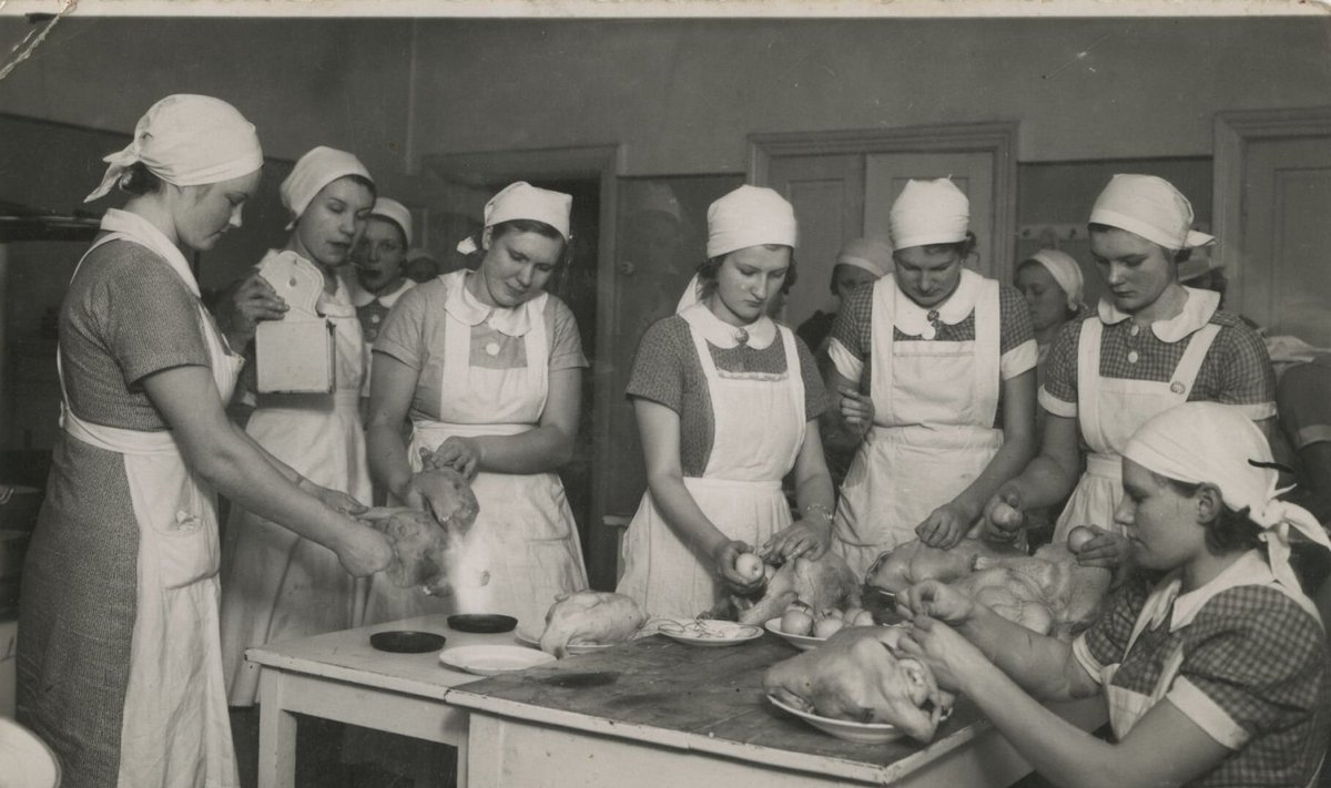 Sügisene kulinaarne suursündmus oli mardihane söömine. Fotol õpivad neiud kokandus­kursustel mardihane täitmist. (Foto: Rahvusarhiiv)