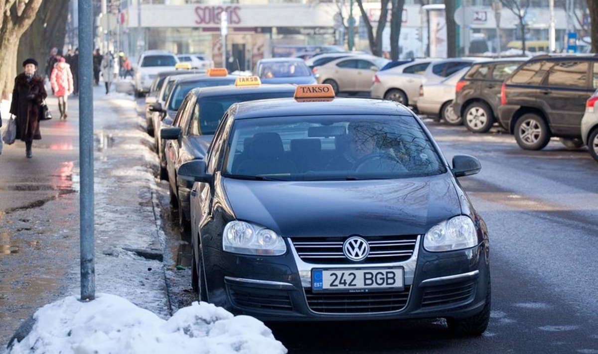 Tallinna taksonduse paradoks: taksot saada pole lihtne, samal ajal on teenust pakkuvaid firmasid pea nelikümmend. Foto: Eero Vabamägi