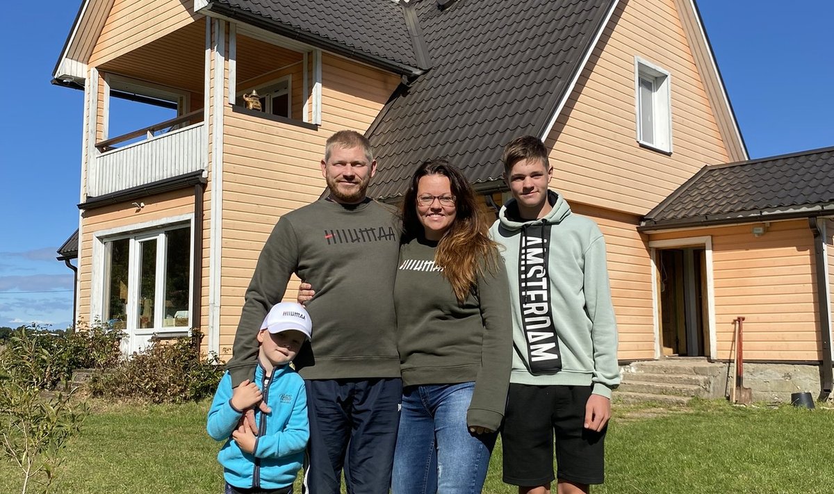 Meie verivärskesse Hiiumaa elanike perekonda kuuluvad 5aastane Rasmus Brandon, 15aastane Andrian, minu imeline abikaasa Rene alias Jimmy (43) ning mina, Sälli (34).