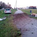 Päev liikluses: Tartus tagurdas auto jalakäijale otsa, Saku vallas sõitis auto teelt välja vastu liiklusmärki