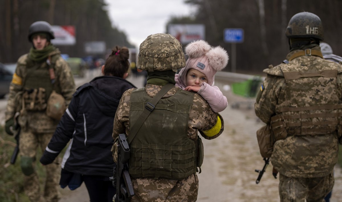 Ukraina sõdur kannab last, aidates perel põgeneda Irpini linnast, mida Vene väed kokku lepitud relvarahust hoolimata pommitasid.
