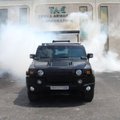 VIDEO: Vahetuva numbrimärgiga soomus-Hummer ajab asja ära