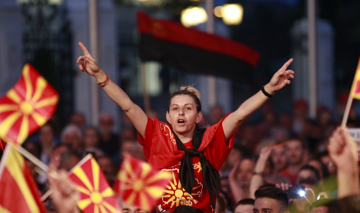 Mõlemal poolel tekitab kompromiss paljudes rahvastes pahameelt. 2. juuni meeleavaldus Skopjes