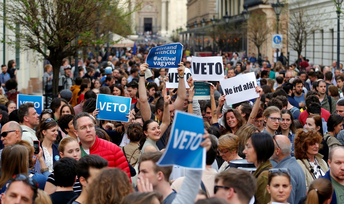 Pühapäeval ja teisipäeval toimusid Budapestis ülikooli toetuseks tuhandete osalejatega meeleavaldused, mille põhiloosung oli „Veto”.