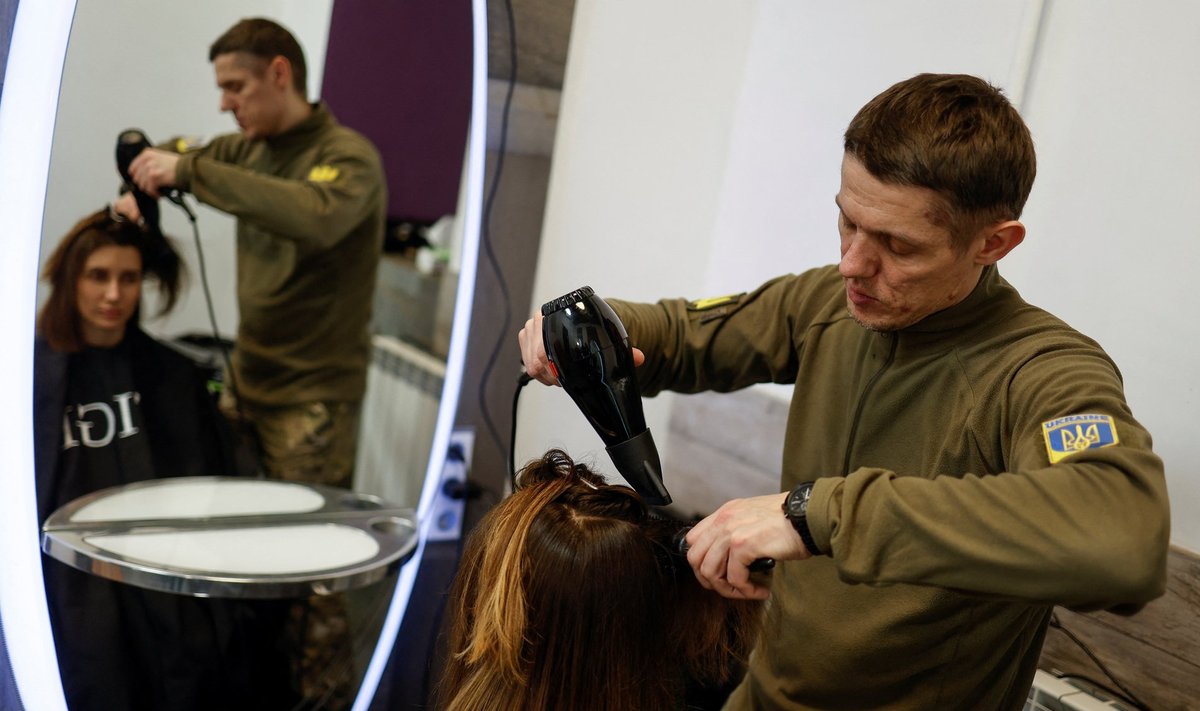 41-aastane Oleksandr Šamšur töötab päeval juuksurina.