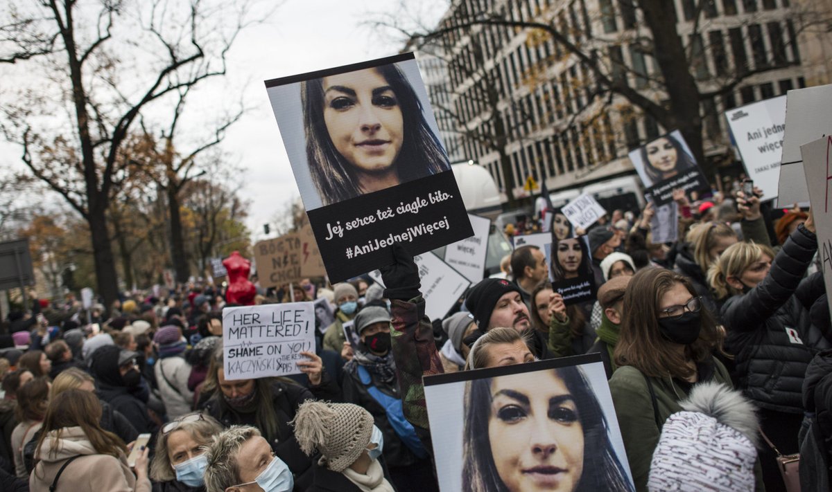 Laupäeval Varssavi tänavale tulnud tuhanded meeleavaldajad hoidsid muuseas käes Izabela pilte - temast on saanud poolakate abordikeelu vastase võitluse märter,