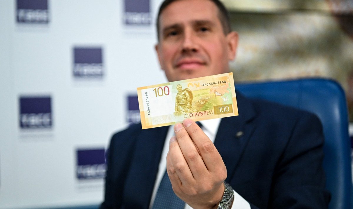 Venemaa keskpanga aseesimees Sergei Belov näitab 100-rublase pangatähe uuendatud versiooni