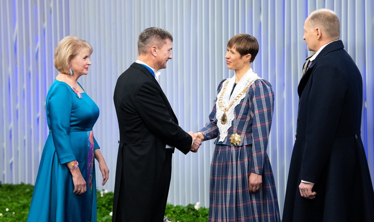 Presidendi vastuvõtt 2019: poliitik Andrus Ansip kätlemas president Kersti Kaljulaidiga.