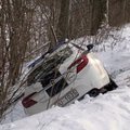 ФОТО и ВИДЕО: В Латвии полицейский Opel Insignia, сдавая задом, соскользнул в канаву
