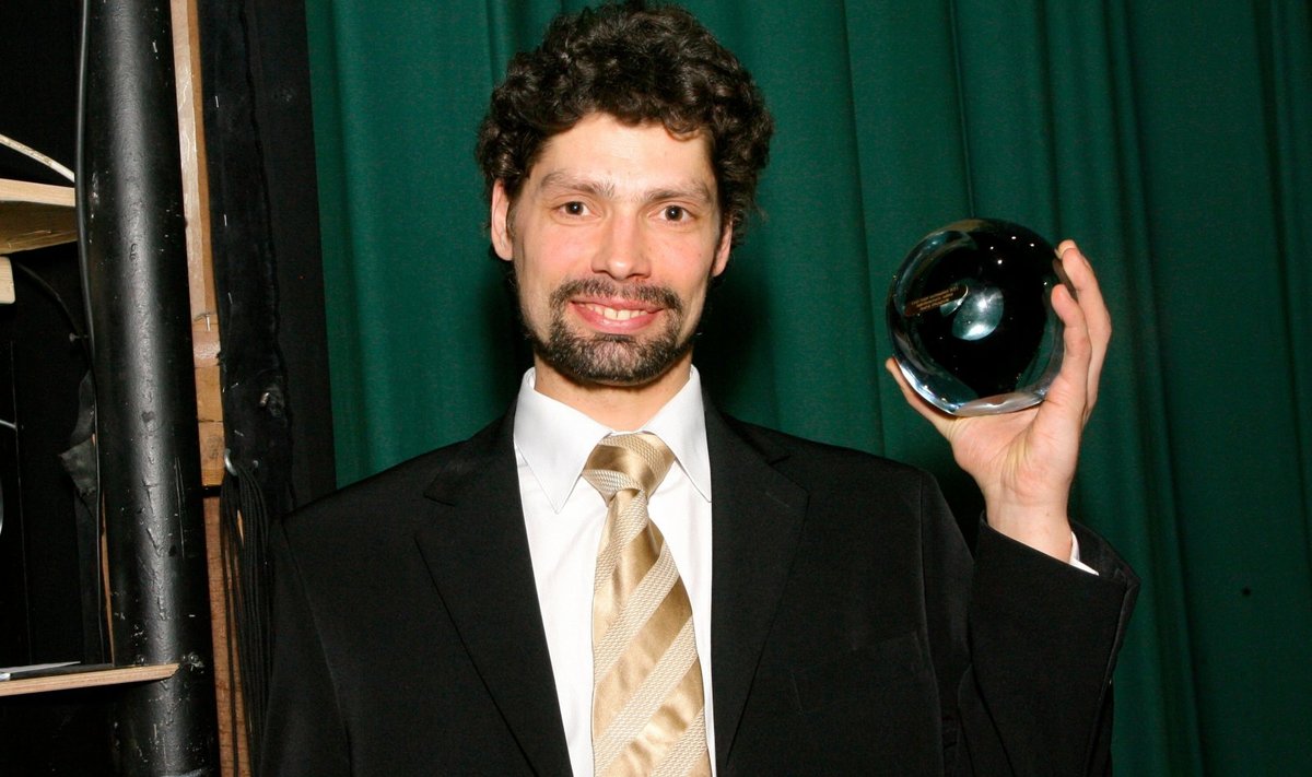 Anatoli Arhangelski teatriauhindade jagamisel Endla teatris 2015. aastal.