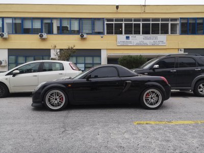 Toyota MR2 Spyder Ateenas vahetult enne tagasisõidu algust