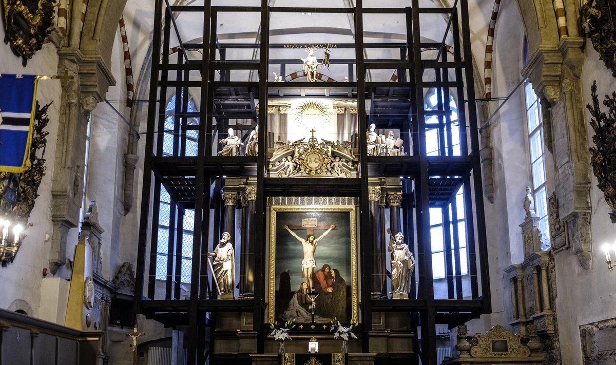 Altariseina ümbritsevad tellingud on tehtud koostöös Eesti kunstiakadeemiaga. Tellingud on andnud võimaluse altarit senisest paremini ja detailsemalt valgustada, sest valgusteid saab kinnitada nende külge.