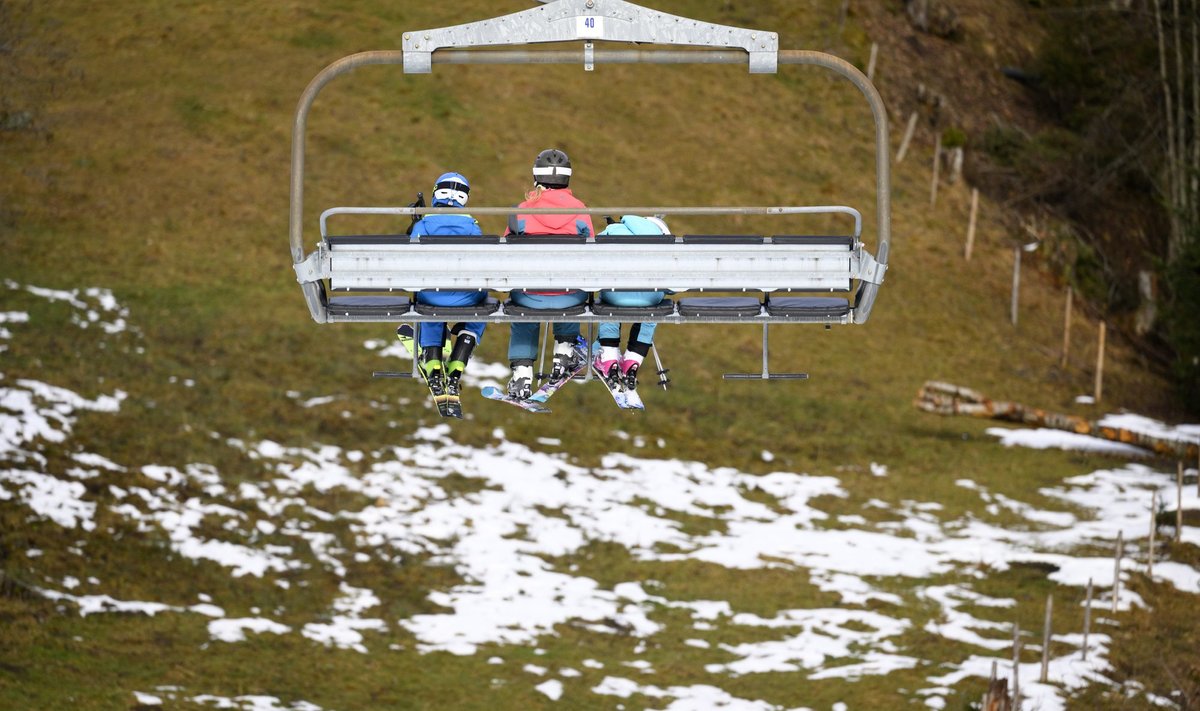 Šveitsi suusanõlvad kannatavad lumepuuduse käes, mille on põhjustanud erakordselt soojad ilmad.