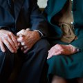 FOTO | 70 aastat abielu! Paar tähistas armastust imelise fotosessiooniga, kus naine kandis esialgset pulmakleiti