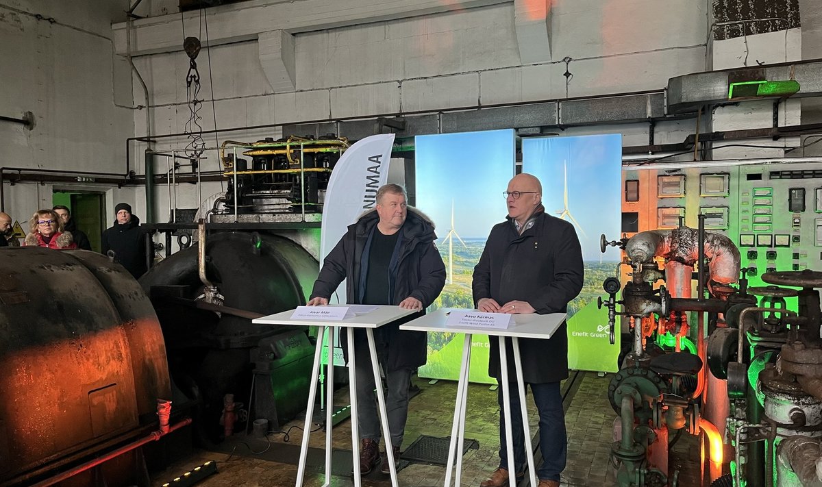 Põhja-Pärnumaa vallavanem Aivar Mäe (vasakul) ja Enefit Greeni juhatuse esimeees Aavo Kärmas sõlmisid leppe, millega tõuseb rajatavast tuulepargist tulu ka kohalikule kogukonnale.