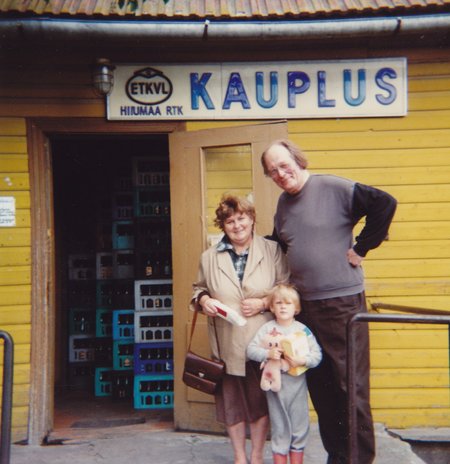 Ellen Niit ja Jaan Kross koos lapselaps Marioniga 1988. aastal Kassari poe ees.