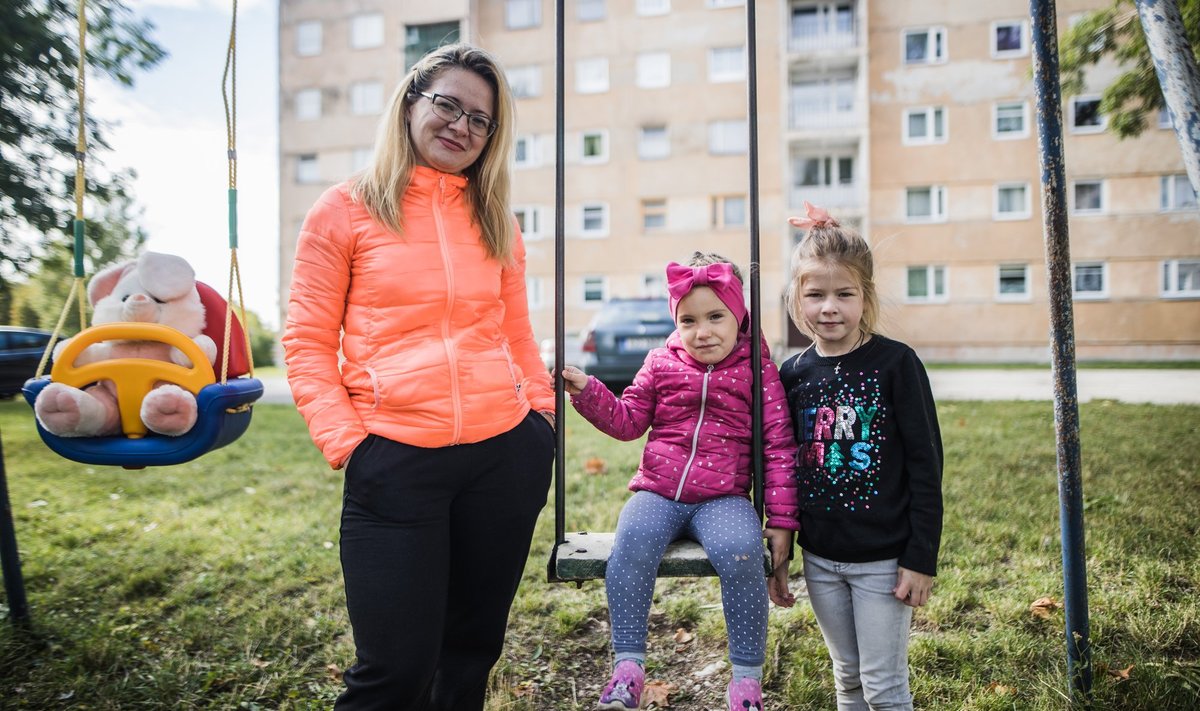 Анжелика (справа) и ее сестра Василиса, бежавшие от войны в Украине, еще не присоединились к эстонской системе образования, поскольку ориентированы на обучение в украинской школе. Из-за постоянных вынужденных переездов маме Ксении сложно строить какие-то конкретные планы.