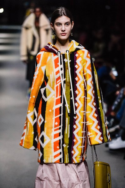 Nagu kallistus! Õrnalt värvi-kirevat diivanikatet meenutav Burberry hoodie on sügisel ideaalne kaaslane. Sobib nii retuuside kui ka kleitidega.