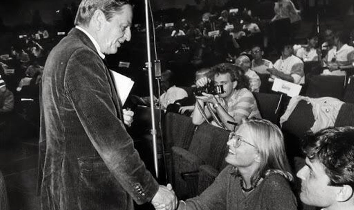 Rootsi peaminister Olof Palme ning hilisem välisminister Anna Lindh 1984. aastal. Poliitikud tapeti Stockholmis 17 aastase vahega.