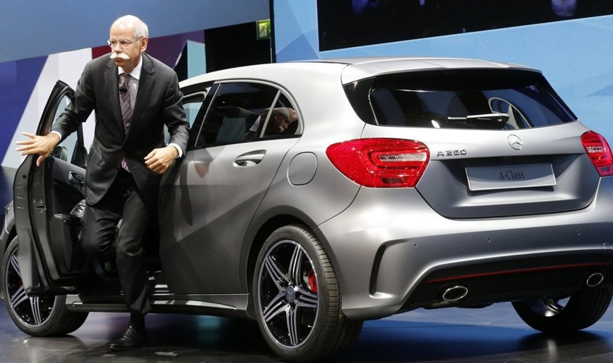 Daimleri boss Dieter Zetsche väljumas A-klassi Mercedesest