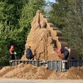 ФОТО | В Тырва возвели песчаную скульптуру Владимира Зеленского. Она напоминает Статую Свободы