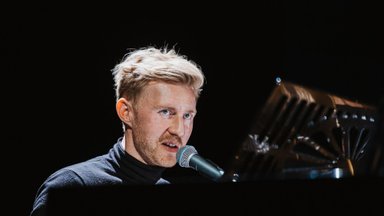 FOTOD | Ewert Sundja esines maalilise kontserdiga Kumu auditooriumis täissaalile