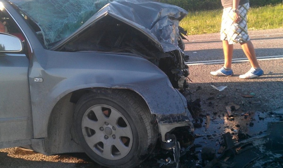 FOTOD: Järjekordne raske liiklusõnnetus - Haljala vallas hukkus üks ja  viidi haiglasse kolm inimest - Delfi