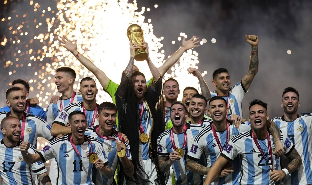 Argentina koondis MM-tiitlit tähistamas.