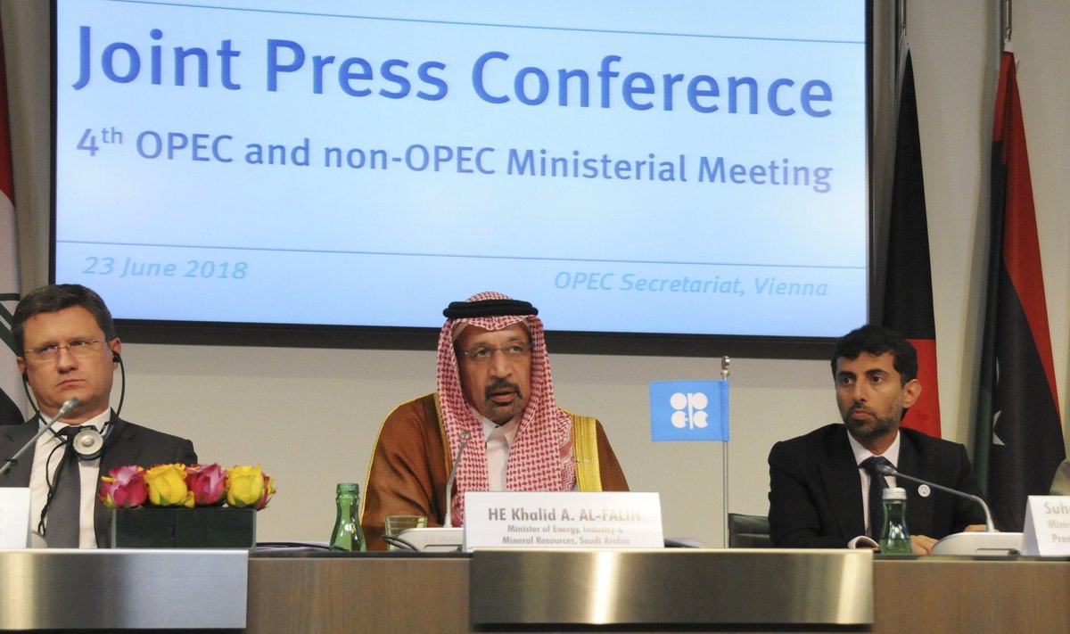 Venemaa energeetikaminister Aleksander Novak (vasakult), Saudi Araabia energeetikaminister Khalid Al-Falih, NIng Araabia Ühendemiraatide energeetika ning tööstuse minister Suhail Al-Mazrouei Viinis pressikonverentsil.