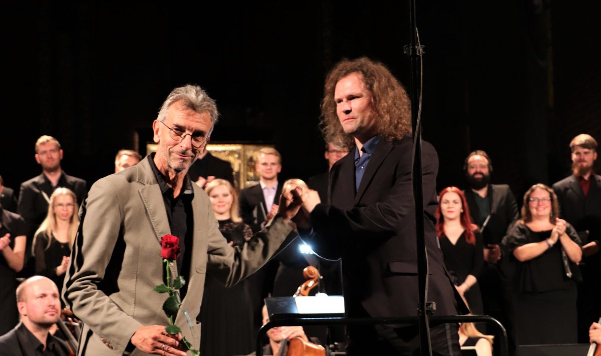 Helilooja Erkki-Sven Tüür ja dirigent Endrik Üksvärav. Kahetunnise kontserdi lõpetas lisalugu, Arvo Pärdi „Vater Unser”.