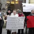 Криштафович и несколько его единомышленников пикетировали посольство России