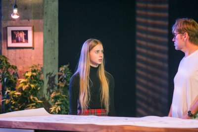 FREJA: Teismelise Aurora Aleksandra Künnapase oskus end kogenud näitlejate kõrval kehtestada avaldab muljet.